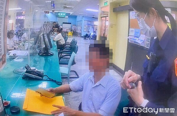 ▲黃男遭詐團以「低利貸款」誘騙辦理房產抵押，安平警到場即時攔阻。（記者林東良翻攝，下同）