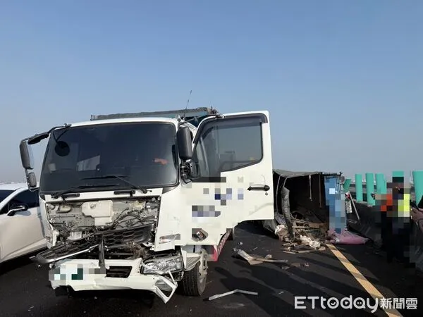 ▲國1安定路段上午發生3車連環追撞，小貨車翻覆。（記者林東良翻攝，下同）