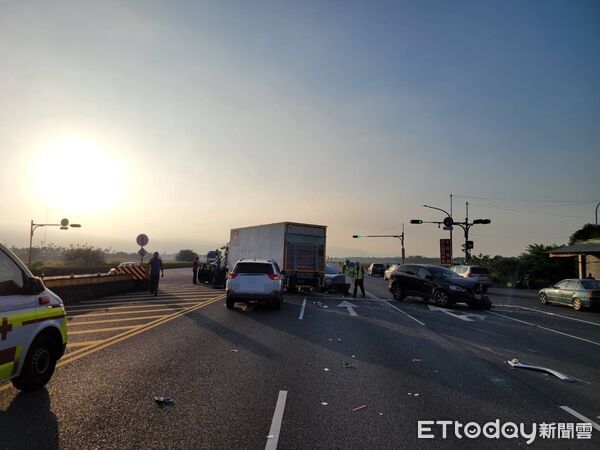 ▲汪男駕駛大貨車於屏東戰備跑道時疑似因陽光反射造成視線不佳，追撞前方5部汽車。（圖／記者陳崑福翻攝）
