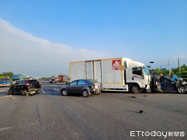 ▲汪男駕駛大貨車於屏東戰備跑道時疑似因陽光反射造成視線不佳，追撞前方5部汽車。（圖／記者陳崑福翻攝）