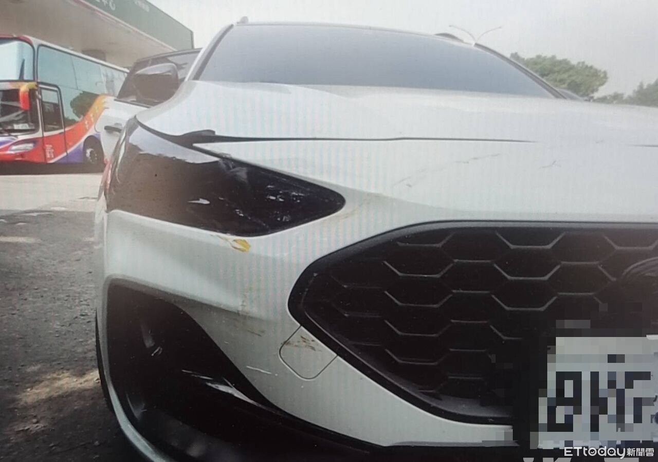 鐵欄杆突噴出！台中男上班途中愛車毀容　警揪出闖禍砂石車