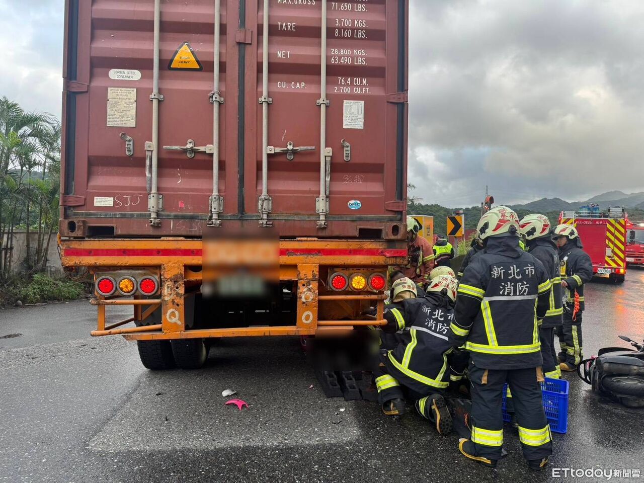 快訊／新北瑞芳車禍！聯結車與機車碰撞　騎士卡輪下命危