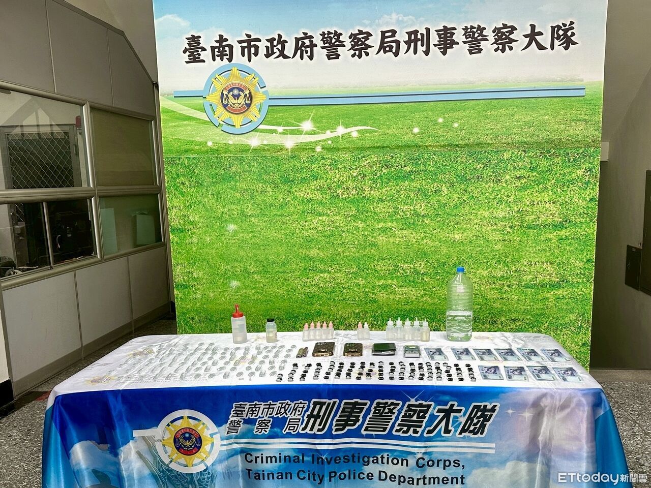 台南刑大「安居緝毒」攻堅破依託咪酯集團 毒品放滿桌