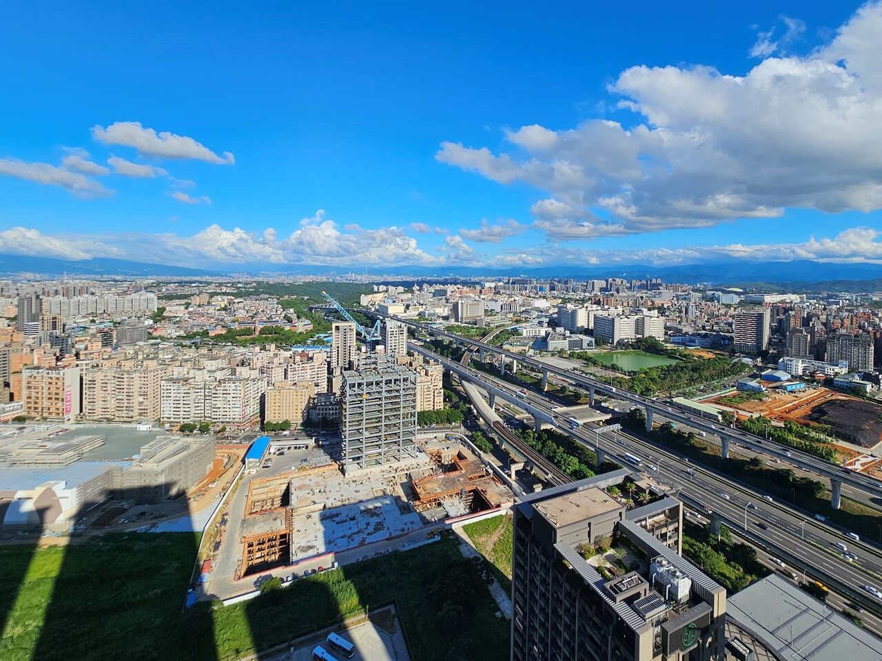 新青安鬆綁、年底傳統旺季支撐房市！10月全台房市交易月增5%、年增10%