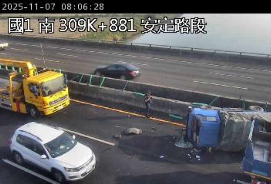 快訊/國道一號「貨車翻覆」死傷不明 嚴重回堵