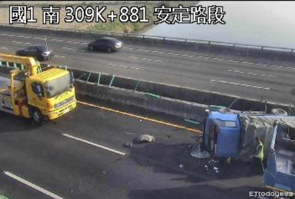 快訊/國1安定段3車追撞「貨車翻覆」南下塞爆 現場畫面曝光