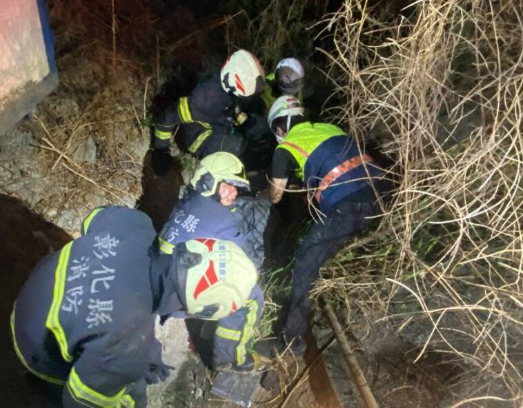 彰化花壇騎士失控自撞!噴飛重摔跌進草叢 重傷昏迷搶救中