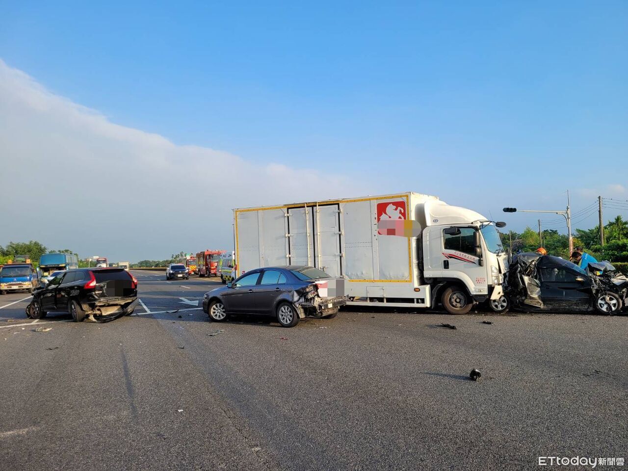 「陽光太刺眼」釀禍!屏東大貨車追撞5車釀3傷 滿地碎片畫面曝