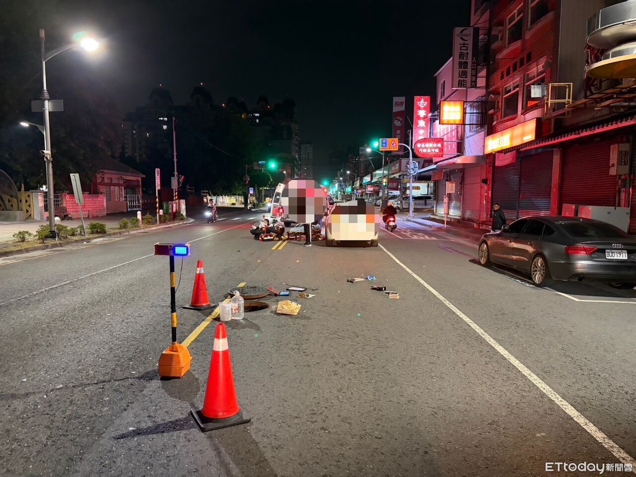 深夜檢修人孔蓋險送命！鳳山工人遭轎車撞飛　左腳慘斷緊急送醫