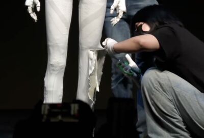 陸女機器人疑「活人扮演」　團隊「現場剪開衣服」證明