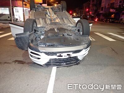 休旅車恍神「向左偏移」撞分隔島四輪朝天　熟女駕駛爬出獲救