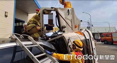 快訊／水泥預拌車翻覆滿地泥漿　駕駛受困！消防緊急救人畫面曝