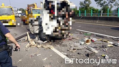 快訊／國3驚悚2死車禍！小貨車追撞大貨車　車頭爛毀畫面曝
