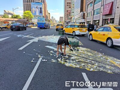 貨車門沒關緊...右轉「10籠雞蛋」噴出！北車前灑滿地畫面曝