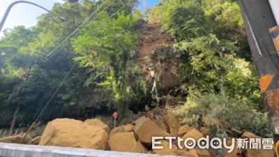 快訊/連日豪雨!基隆暖暖「邊坡落石坍方」 道路封閉搶修