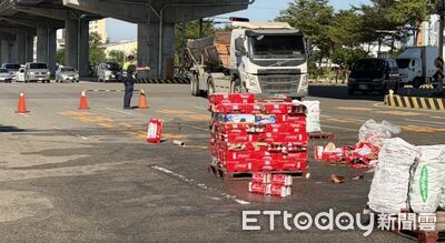 台中驚見「啤酒路」！貨車艙門沒關緊…大量罐裝啤酒甩落地面