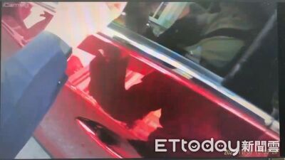 被誤當嫌犯！正妹主持人遭包圍「手機被拿走」　警道歉：符合規定