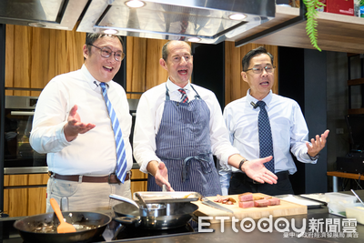 歐洲視角看台中！谷力哲處長體驗購物節直呼：文化融合的味道