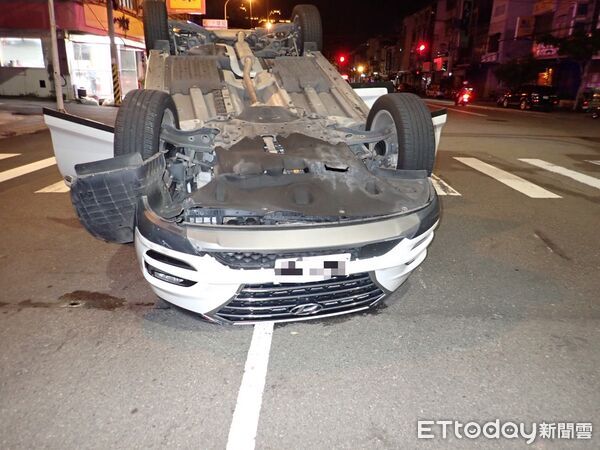 ▲▼台中女子夜間開車恍神，撞上分隔島四輪朝天。（圖／民眾提供，下同）