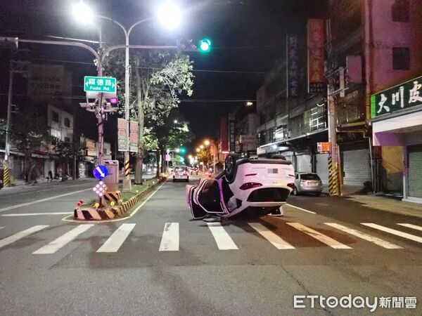▲▼台中女子夜間開車恍神，撞上分隔島四輪朝天。（圖／民眾提供，下同）