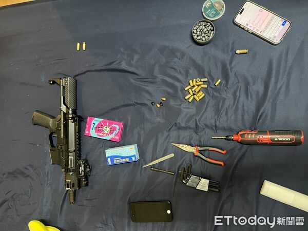 ▲▼▲警員上門攻堅，他本想上膛火拼，才發現「只剩一顆子彈」。（圖／記者邱中岳翻攝）