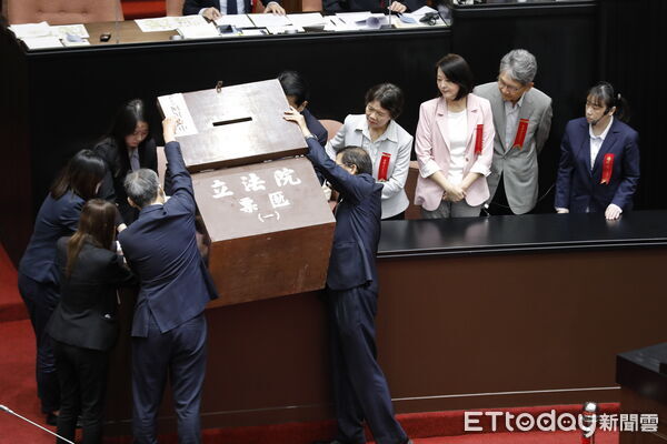 ▲▼立法院7日院會就行政院所提NCC委員進行同意權投票，在國民黨民眾黨人數優勢下，政院版本NCC委員全數遭到封殺。（圖／記者湯興漢攝）