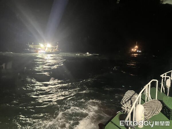 ▲▼             台北港外海捕蟹船翻覆，3人死亡。（圖／記者郭世賢翻攝）
