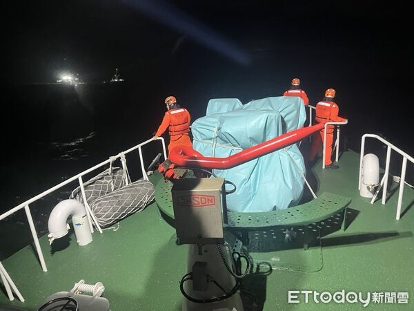 ▲▼             台北港外海捕蟹船翻覆，3人死亡。（圖／記者郭世賢翻攝）