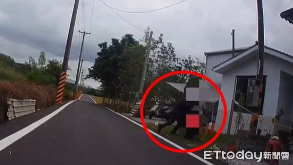 ▲花蓮竊盜通緝犯持刀劫車，棄車逃逸中。（圖／記者王兆麟翻攝，下同）