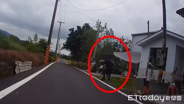 ▲花蓮竊盜通緝犯持刀劫車，棄車逃逸中。（圖／記者王兆麟翻攝，下同）