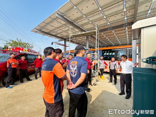 ▲台南市消防局第二大隊在麻豆區電動公車站進行火災搶救演練，強化應變能力。（記者林東良翻攝，下同）