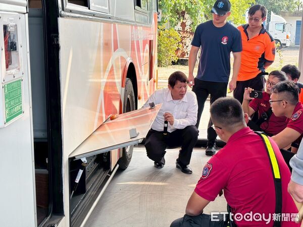 ▲台南市消防局第二大隊在麻豆區電動公車站進行火災搶救演練，強化應變能力。（記者林東良翻攝，下同）