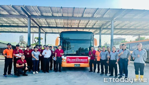 ▲台南市消防局第二大隊在麻豆區電動公車站進行火災搶救演練，強化應變能力。（記者林東良翻攝，下同）