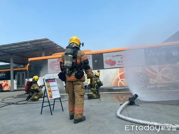 ▲台南市消防局第二大隊在麻豆區電動公車站進行火災搶救演練，強化應變能力。（記者林東良翻攝，下同）
