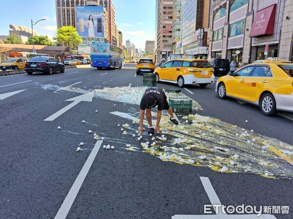 ▲▼運蛋車車門沒關緊，右轉一甩，北市忠孝西路遭蛋洗。（圖／記者邱中岳翻攝）