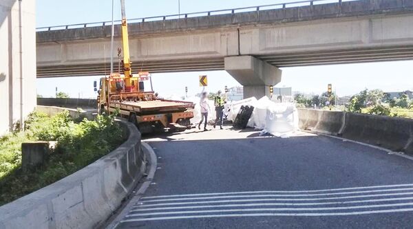 ▲國2大竹交流道匝道今天上午11時許散落大量太空包，國道一隊據報到場處理。（圖／國道一隊提供）