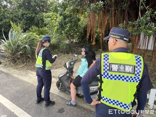 ▲東港警分局在小琉球以「有感宣導、精準執法」推動交通安全。（圖／記者陳崑福翻攝）