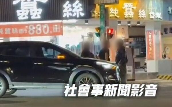 ▲台南一處路口發生汽機車擦撞，雙方進而爆發口角股體衝突。（圖／翻攝自社會事新聞影音）