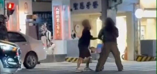 ▲台南一處路口發生汽機車擦撞，雙方進而爆發口角股體衝突。（圖／翻攝自社會事新聞影音）