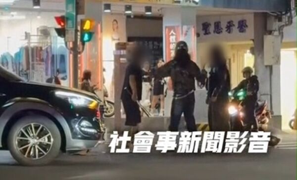 ▲台南一處路口發生汽機車擦撞，雙方進而爆發口角股體衝突。（圖／翻攝自社會事新聞影音）