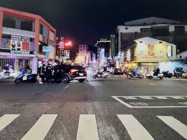 ▲台南一處路口發生汽機車擦撞，雙方進而爆發口角股體衝突。（圖／翻攝自社會事新聞影音）