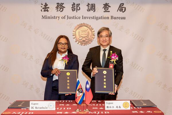 ▲▼調查局局長陳白立（右）與史瓦帝尼王國金融情報中心局長Babhekile Gugu Matsebula女士（左），6日代表兩國簽署金融情資交換合作協定，共同防制洗錢、打擊資恐與資助武器擴散。（圖／調查局提供）