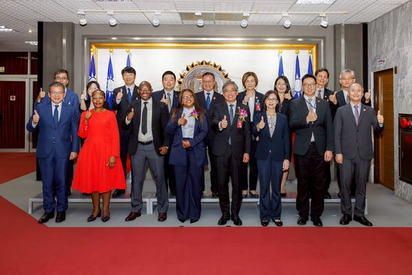 ▲▼調查局局長陳白立（右）與史瓦帝尼王國金融情報中心局長Babhekile Gugu Matsebula女士（左），6日代表兩國簽署金融情資交換合作協定，共同防制洗錢、打擊資恐與資助武器擴散。（圖／調查局提供）