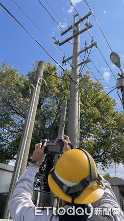 ▲防颱修剪作業進行中，清除可能影響電線的樹枝，預防停電風險。（圖／記者游瓊華翻攝）