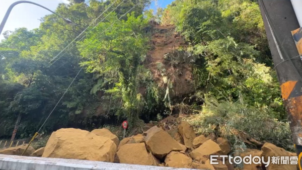 ▲▼基隆暖暖區興隆街道路邊坡坍塌。（圖／記者郭世賢翻攝）