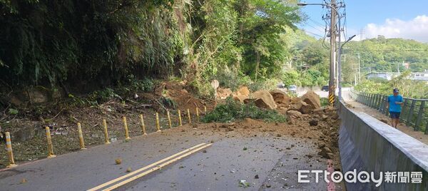 ▲▼基隆暖暖區興隆街道路邊坡坍塌。（圖／記者郭世賢翻攝）