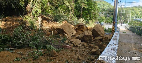▲▼基隆暖暖區興隆街道路邊坡坍塌。（圖／記者郭世賢翻攝）