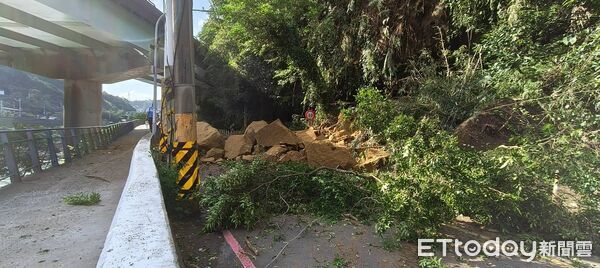 ▲▼基隆暖暖區興隆街道路邊坡坍塌。（圖／記者郭世賢翻攝）