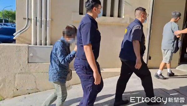 ▲三重男殺姊姊，妻子現身相驗，一臉悲痛頻頻拭淚。（圖／記者陸運陞攝，下同）