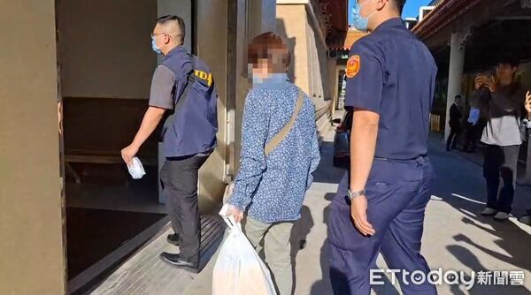 ▲三重男殺姊姊，妻子現身相驗，一臉悲痛頻頻拭淚。（圖／記者陸運陞攝，下同）